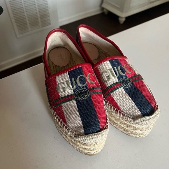 Red Gucci esperdillas doesn’t fit me anymore after I had a bb great condition - Picture 4 of 4